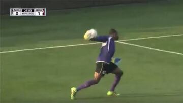 Ver para creer: ¡Este arquero la metió en su propia puerta!