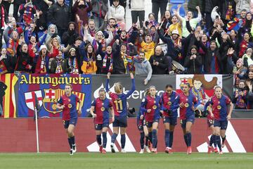 Alexia Putellas celebra con los aficionados del Barcelona Femenino y sus compa?eras el quinto gol del encuentro.