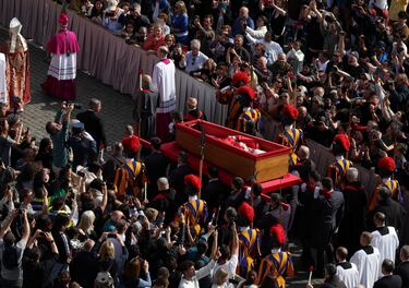 El cuerpo del Papa Francisco es llevado en un ataúd a la Basílica de San Pedro en el Vaticano el día de su traslado, en el Vaticano.
