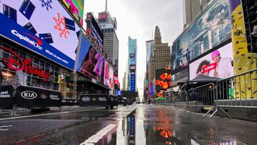 Barricades are set up on an empty street before the New Year&#039;s Eve celebration in Times Square New York on December 31, 2020. (Photo by Kena Betancur / AFP)