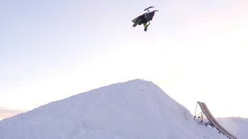 La rider sueca Ella Sn&auml;ll se convierte en la primera mujer en planchar un backflip en moto de nieve.