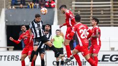 Nico Delmonre despeja un bal&oacute;n de cabeza.