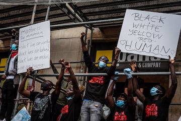 Cientos de personas protestaron en la plaza de  Sant Jaume en Barcelona para mostrar su disconformidad ante la brutalidad policial que acabó con el asesinato de George Floyd y protestar contra el racismo y la segregación racial.