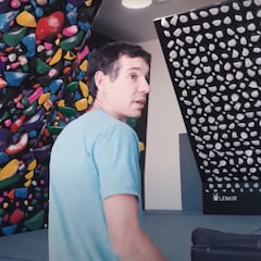 Alex Honnold enseña cómo entrena la escalada en casa