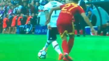 De Quaresma imitando a Ricardinho a una grada entera lanzando objetos