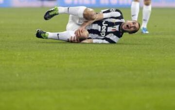 El jugador de la Juve Giorgio Chiellini se duele en el cesped del Juventus Stadium.