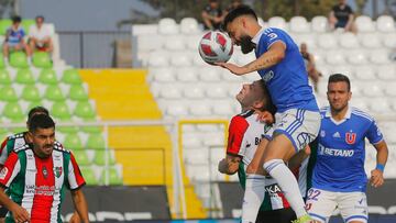 El jugador de Universidad de Chile, Luis Felipe Gallegos, juega el balón durante el partido de Primera División contra Palestino.