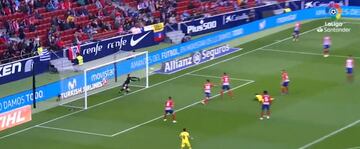 El partido pudo ser bien diferente si a los dos minutos no responde de manera antológica a este cabezado de Doumbia. Después, Godín y Griezmann sentenciaron.