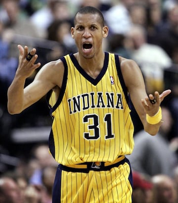 Curiosamente, la Reggie Miller Rule se implementó en 2012, casi 90 meses después de la retirada, en 2005, del legendario Reggie Miller, el escolta que con Indiana Pacers (1987-2005) fue uno de los grandes rivales de Michael jordan en el Este de los años 90. Miller todavía es el tercer máximo triplista de la historia (por detrás de Ray Allen Y Stephen Curry) con 2.560 convertido. En un tiempo con menos especialistas, sus rachas eléctricas y su rapidez recibiendo y tirando (catch and shoot) convirtieron a Miller en uno de los jugadores más carismáticos de su tiempo. Uno que, además, perfecciono el arte de lanzar una patada hacia el defensor mientras se elevaba para lanzar, forzando así un contacto con el que sacaba faltas personales, a veces de tres tiros y otras de 3+1. Esa acción, el kick leg que rompía el movimiento natural del tirador y hacía la vida imposible al defensor, se extendió tanto a partir de Miller que la NBA lo empezó a castigar en 2012. Cuando esta acción claramente forzada por el tirador, los árbitros pasarían a pitar falta en ataque. Un recado a Miller… años después de su adiós a las pistas.