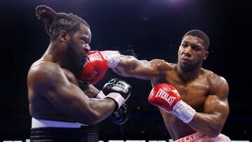 Anthony Joshua golpea a Jermaine Franklin en su combate en O2 Arena de Londres.