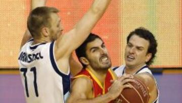 El ala pivot de UCAM Murcia, José Angel Antelo, pelea por entrar a canasta ante los jugadores del Gipuzkoa Basket, los estadounidenses Charles Allen Ramsdell, y Anthony David Winchester, durante el partido correspondiente a la sexta jornada de la Liga Endesa, que disputan esta noche en el Palacio de los Deportes de Murcia.