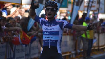 Gonzalo Serrano celebra una victoria esta temporada con el maillot del equipo de la Escuela Ciclista Cartucho.