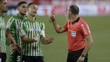 Los jugadores del Betis protestan ante Mateu Lahoz.