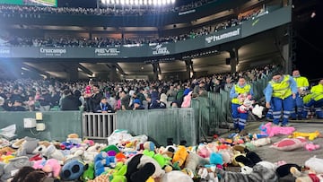 La lluvia de juguetes en el Villamarín.