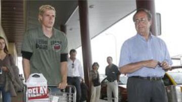 <b>NUEVO FICHAJE.</b> El jugador suizo de Osasuna Xavier Margairaz, a su llegada a Pamplona.