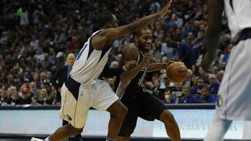 DALLAS, TX - NOVEMBER 30: Kawhi Leonard #2 of the San Antonio Spurs dribbles the ball against Harrison Barnes #40 of the Dallas Mavericks at American Airlines Center on November 30, 2016 in Dallas, Texas. NOTE TO USER: User expressly acknowledges and agrees that , by downloading and or using this photograph, User is consenting to the terms and conditions of the Getty Images License Agreement.   Ronald Martinez/Getty Images/AFP
 == FOR NEWSPAPERS, INTERNET, TELCOS &amp; TELEVISION USE ONLY ==