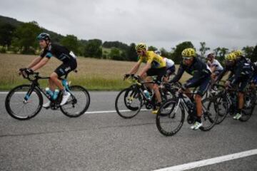 Chris Froome junto a sus compañeros.