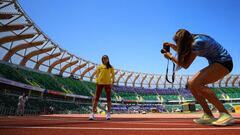 Las atletas de Ucrania se fotografían en el Hayward Field, el estadio que acogerá los Mundiales al aire libre 2022.