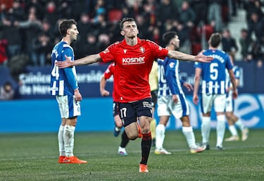 La volea del jugador rojillo para hacer el primer gol es para enseñarla en las escuelas de fútbol. Siempre activo, además supo aprovechar un penalti para redondear su doblete.