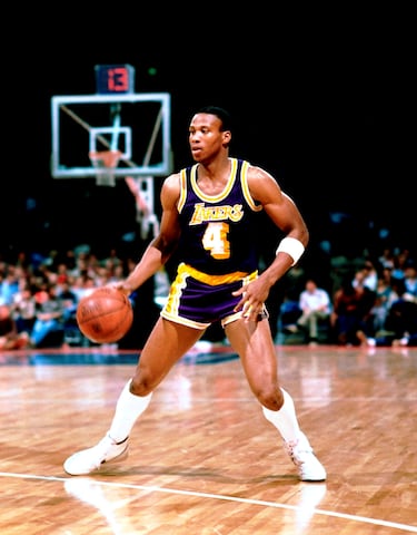 Byron Antom Scott estuvo durante 11 temporadas en Los Angeles Lakers. Parte del equipo del Show Time, ganó tres títulos de la NBA como una gran arma ofensiva. Promedió 15,1 puntos, 3 rebotes y 2,8 asistencias.