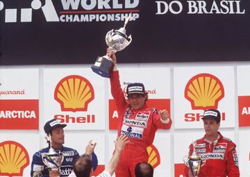 En 1991, Senna ya era bicampeón del mundo, pero aún tenía clavada una espinita: no había podido ganar nunca en casa. Había salido cuatro veces desde la pole, pero lo más cerca que estuvo de ello fue en 1986 (segundo tras Piquet). Sería ya en Interlagos y no en Jacarepaguá (el GP de Brasil cambió de escenario en 1990) cuando al fin lo lograría, eso sí, no sin sufrimiento... Salió desde la pole y no perdió en ningún momento el liderato, pero a once vueltas del final le falló el cambio y cruzó la meta bajo la lluvia solo con la primera, la segunda y la sexta marcha disponibles. Épico.