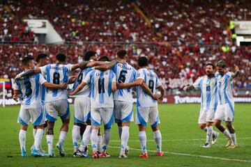 Live: Argentina ahead on sodden surface