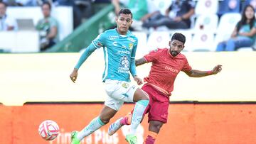 (L-R), Fidel Ambriz of Leon and Matias Garcia of Juarez during the game Leon FC Juarez, corresponding Round 13 the Torneo Apertura 2022 of the Liga BBVA MX at Nou Camp Stadium, on September 06, 2022.
<br><br>
(I-D), Fidel Ambriz de Leon y Matias Garcia de Juarez durante el partido Leon FC Juarez, correspondiente a la Jornada 13 del Torneo Apertura 2022 de la Liga BBVA MX en el Estadio Nou Camp, el 06 de Septiembre de 2022.