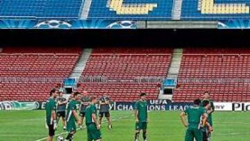 <b>AL ACECHO. </b>El Sporting de Portugal se entrenó ayer en el Camp Nou, adonde llega dispuesto a llevarse algún punto. Los focos de atracción son el ex blaugrana Rochemback y el medio Moutinho.
