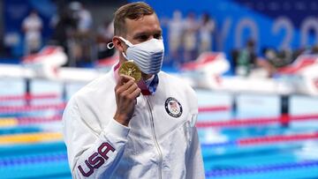 29 de julio de 2021, Japón, Tokio: Caeleb Dressel de EE. UU. Celebra con su medalla de oro en la final masculina de natación 100 m estilo libre en el Centro Acuático de Tokio durante los Juegos Olímpicos de Tokio 2020. Foto: Adam Davy / PA Wire / dpa 29/07/2021