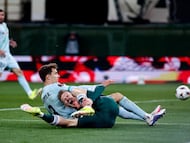 ATHENS (Greece), 12/03/2026.- Panathinaikos' Karol Swiderski (R) and Betis' Diego Llorente (L) in action during the UEFA Europa League Round of 16 1st leg soccer match between Panathinaikos Athens and Real Betis in Athens, Greece, 12 March 2026. (Grecia, Atenas) EFE/EPA/GEORGIA PANAGOPOULOU