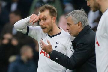 Eriksen dialoga con Mou en un partido del Tottenham.