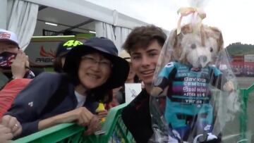 Un oso de peluche hecho a mano que lo acompañara en el GP que le pudiera dar el título anticipado.