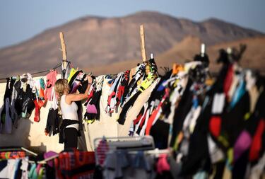 Los participantes descansan en el campamento después del final de la Etapa 3 de la 13ª edición de Titan Desert 2018 entre Alnif y Rissani, en el centro de Marruecos
