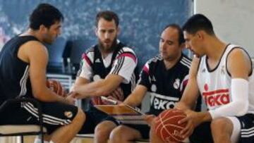 Chus Mateo, técnico ayudante de Laso, explica cuestiones tácticas a Campazzo, Sergio Rodríguez y Gustavo Ayón.