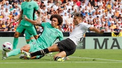 El jugador del Valencia, Hugo Duro, remata para anotar el primer gol al Atlético de Madrid. 