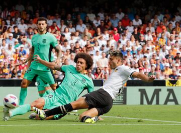 El jugador del Valencia, Hugo Duro, remata para anotar el primer gol al Atlético de Madrid. 