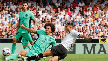 El jugador del Valencia, Hugo Duro, remata para anotar el primer gol al Atlético de Madrid.