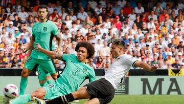 El jugador del Valencia, Hugo Duro, remata para anotar el primer gol del Valencia, el curso pasado.