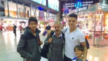 Osama, en el centro, es abrazado por el emisario de CENAFE Mohamed Labrouzi junto a dos de los hijos del entrenador antes de salir de M&uacute;nich en tren este mi&eacute;rcoles 16 de septiembre.