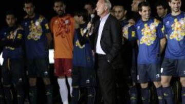 El seleccionador de Catalu&ntilde;a,  el holand&eacute;s Johan Cruyff, durante el partido amistoso que la selecci&oacute;n catalana disputa hoy con la de Nigeria en el estadio de Cornella-Prat, en Barcelona, en la &uacute;ltima convocatoria de Cruyff como seleccionador catal&aacute;n.