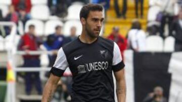 Jesús Gámez conduce el balón durante un partido de la pasada temporada.