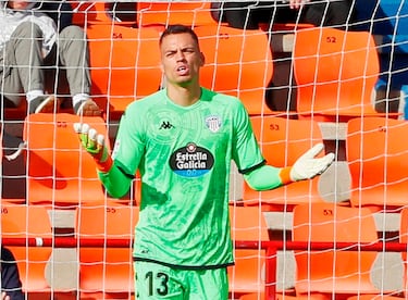 Whalley acabó con su racha de dos partidos seguidos sin encajar gol ante uno de los 'gallitos' de la categoría como es el Eibar. Los vascos sólo pudieron marcarle de penalti, y en el minuto 93 (gol de Quique). Antes, el meta zaragozano había parado otra pena máxima a Stoichkov.