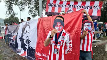 Aficionados se manifiestan contra directiva de Chivas