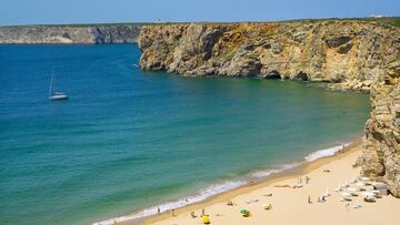 Esta playa está resguardada de los vientos dominantes, y se encuentra en la amplia ensenada definida por la punta de Sagres y el cabo de San Vicente. La playa parece haber sido excavada en los acantilados altos y de colores cálidos, y para llegar al arenal es preciso descender una inmensa escalinata de piedra.