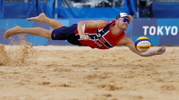 Christian Sorum en el partido de cuartos de final de volleyball playa entre Noruega y el Comité Olímpico Ruso.