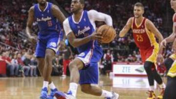 Chris Paul (3) se prepara para lanzar a canasta.