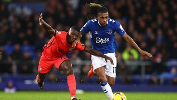 LIVERPOOL, ENGLAND - JANUARY 03: Alex Iwobi of Everton in action with Moses Caicedo of Brighton & Hove Albion during the Premier League match between Everton FC and Brighton & Hove Albion at Goodison Park on January 03, 2023 in Liverpool, England. (Photo by Chris Brunskill/Fantasista/Getty Images)