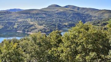 El tránsito por el Macizo Central ourensano supone toda una experiencia para los sentidos. Las impresionantes vistas de las sierras, los colores propios de una sugestiva vegetación y el compás del silencio permiten realizar un relajante recorrido por algunos de los paisajes mejor conservados de Galicia. Pequeñas aldeas salpicadas en un territorio de extraordinarios valores naturales y que cuenta, además, con la única estación de montaña de Galicia: Manzaneda. 