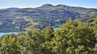 El tránsito por el Macizo Central ourensano supone toda una experiencia para los sentidos. Las impresionantes vistas de las sierras, los colores propios de una sugestiva vegetación y el compás del silencio permiten realizar un relajante recorrido por algunos de los paisajes mejor conservados de Galicia. Pequeñas aldeas salpicadas en un territorio de extraordinarios valores naturales y que cuenta, además, con la única estación de montaña de Galicia: Manzaneda. 