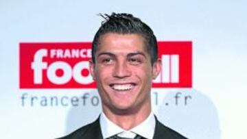 <b>TRIUNFADOR. </b>Con el trofeo de 'France Football'.